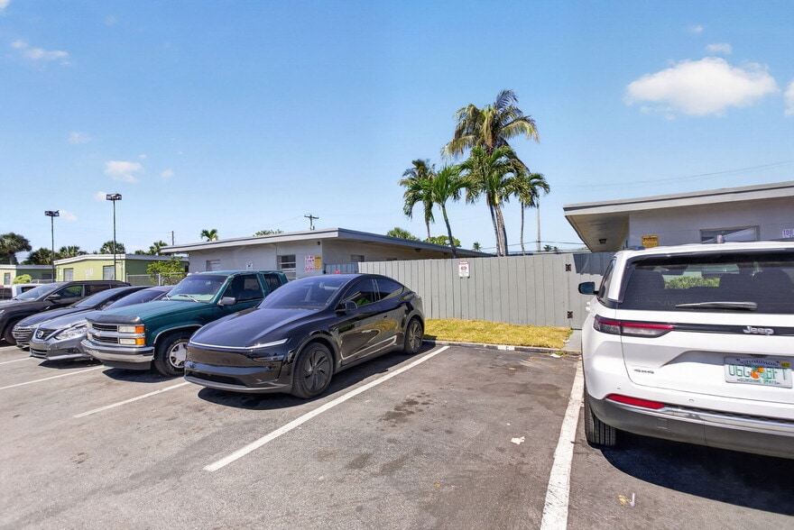 821-825 NW 10th Ter, Fort Lauderdale, FL for sale - Building Photo - Image 3 of 20