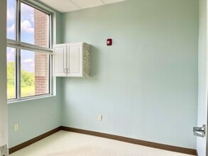 2315 W Arbors Dr, Charlotte, NC for lease Interior Photo- Image 2 of 3