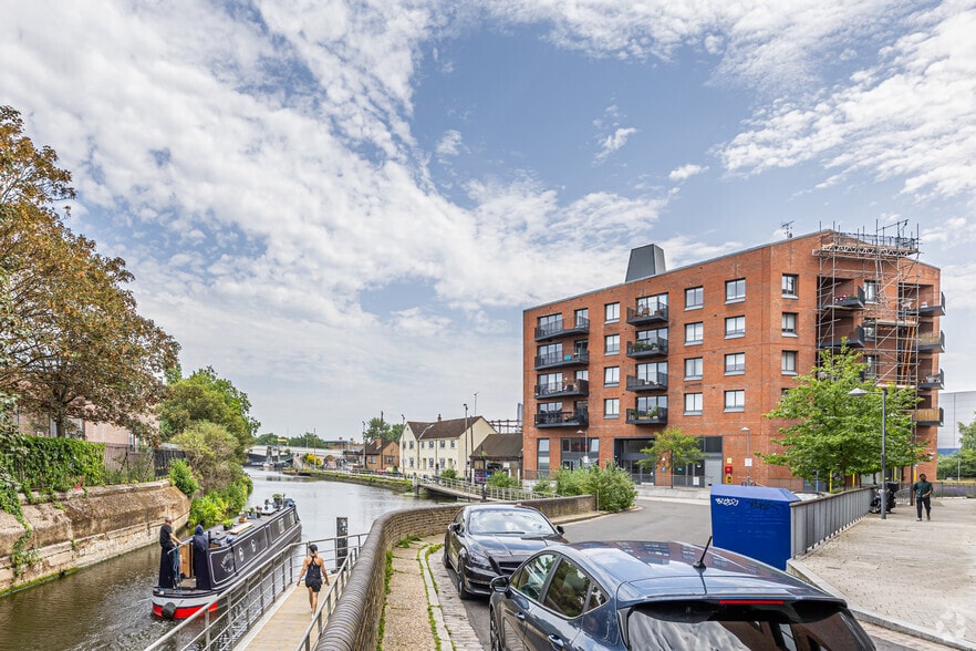 18 Gillender St, London for sale - Building Photo - Image 2 of 6