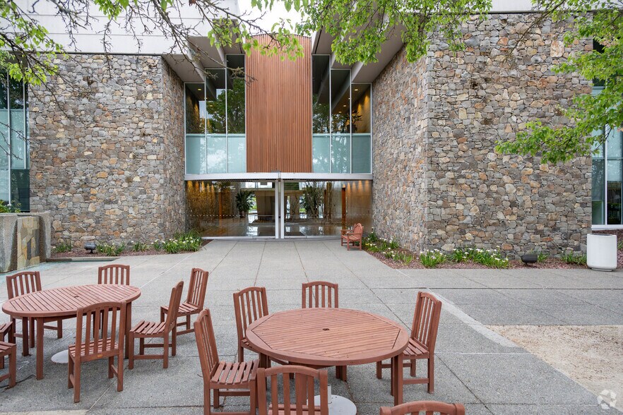 2235 Mercury Way, Santa Rosa, CA à louer - Photo du bâtiment - Image 3 de 7