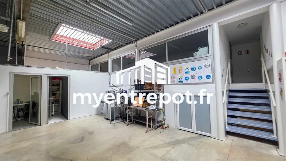Flex in Aubagne for lease - Interior Photo - Image 3 of 8