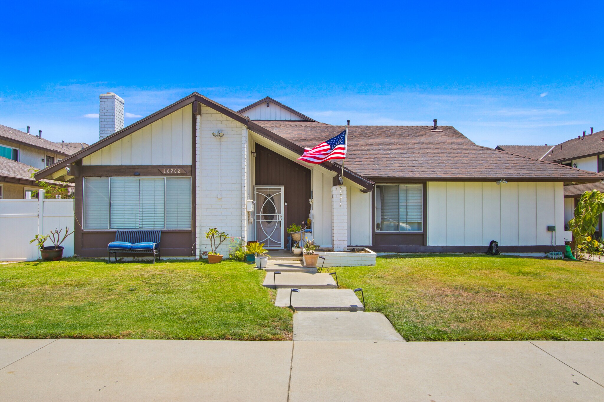 Immeuble residentiel dans Huntington Beach, CA à vendre Photo principale- Image 1 de 1