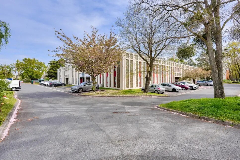 Flex in Éragny for lease Building Photo- Image 1 of 9