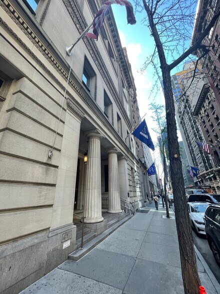 34-36 W 44th St, New York, NY à vendre - Photo du bâtiment - Image 3 de 4