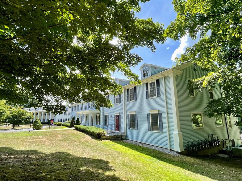 145 Durham Rd, Madison, CT à louer - Photo du bâtiment - Image 2 de 2