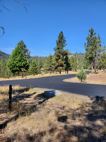 5779 Engleman Spruce Way, Klamath Falls, OR à vendre - Photo du bâtiment - Image 3 de 7