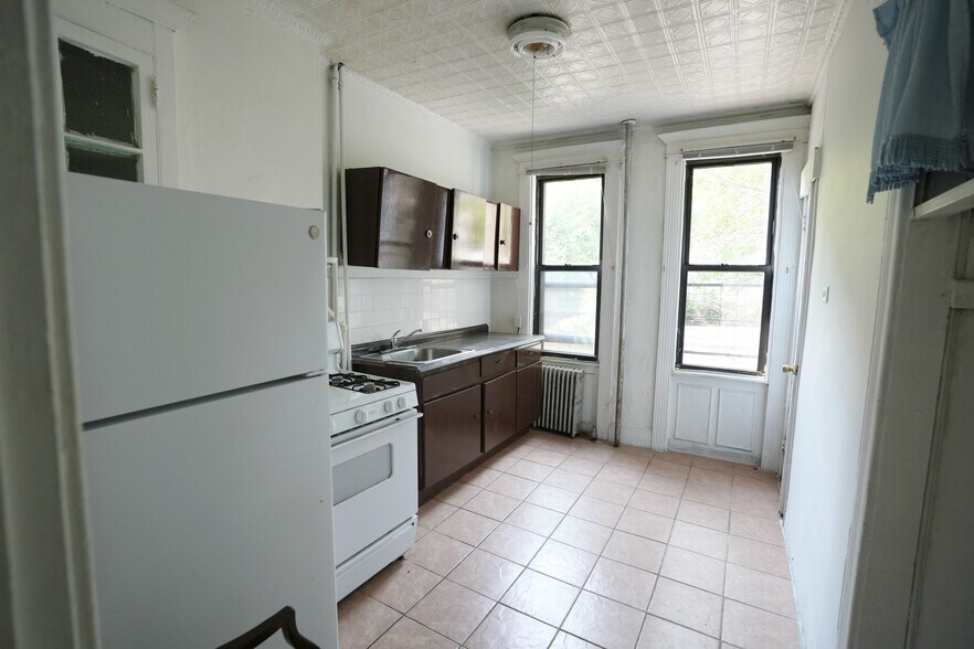 1881 Putnam Ave, Ridgewood, NY à vendre - Photo intérieure - Image 2 de 12