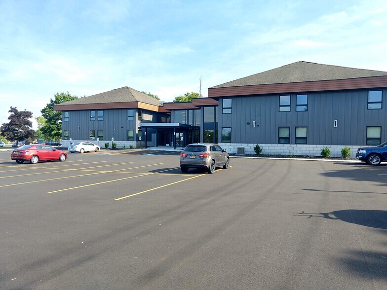 200 White Spruce Blvd, Rochester, NY à louer - Photo du bâtiment - Image 2 de 2