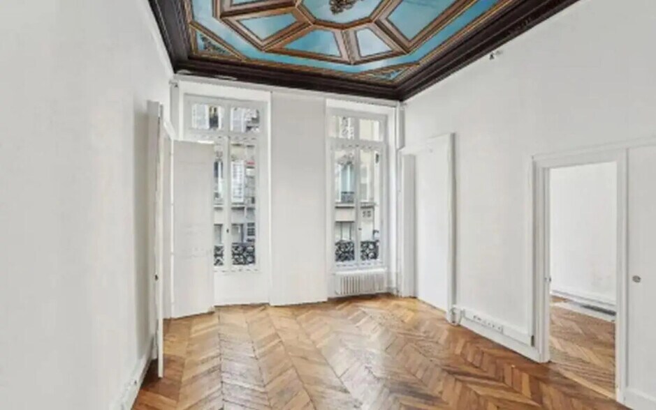 Avenue Matignon, Paris for lease - Interior Photo - Image 3 of 9