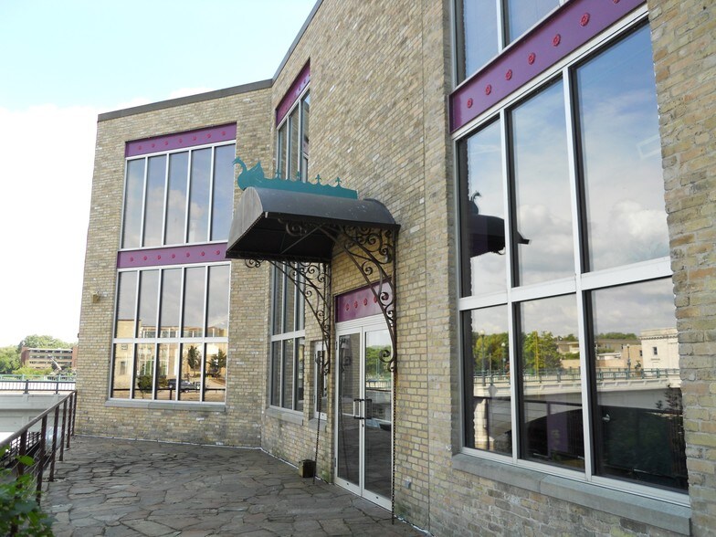 96 S Main St, Fort Atkinson, WI à vendre - Photo du bâtiment - Image 1 de 22