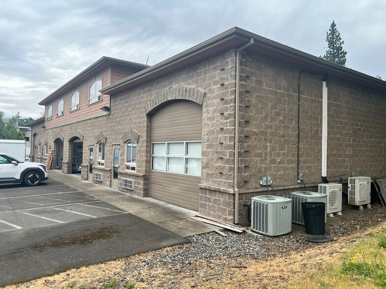 202 Wasco Loop, Hood River, OR à louer - Photo du bâtiment - Image 3 de 10
