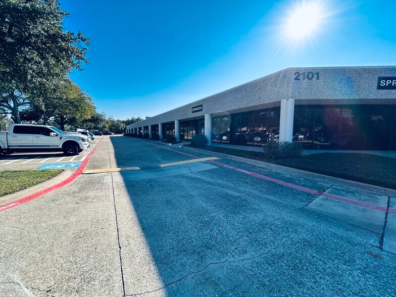 2101 Midway Rd, Carrollton, TX à louer - Photo du bâtiment - Image 3 de 13