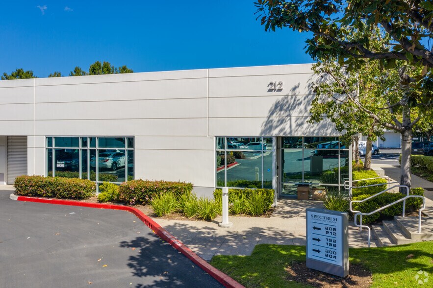 212 Technology Dr, Irvine, CA à louer - Photo du bâtiment - Image 2 de 115