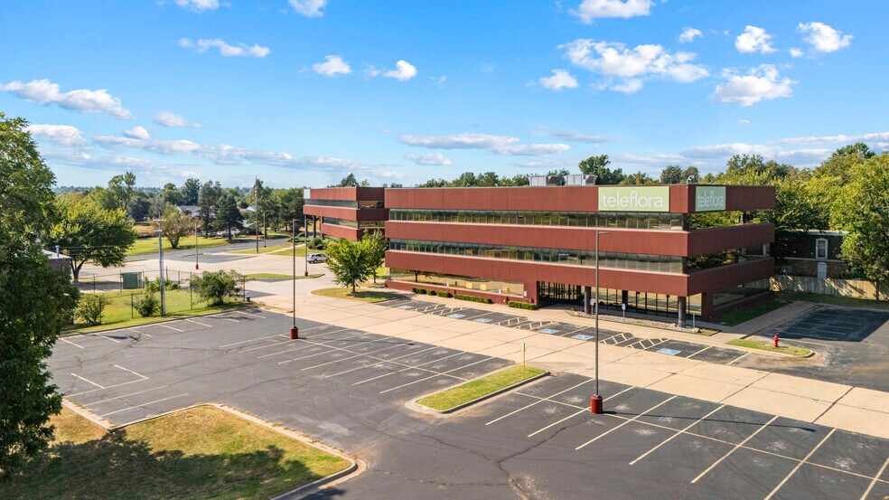 Teleflora Campus portefeuille de 4 propriétés à vendre sur LoopNet.ca - Photo du bâtiment - Image 2 de 14