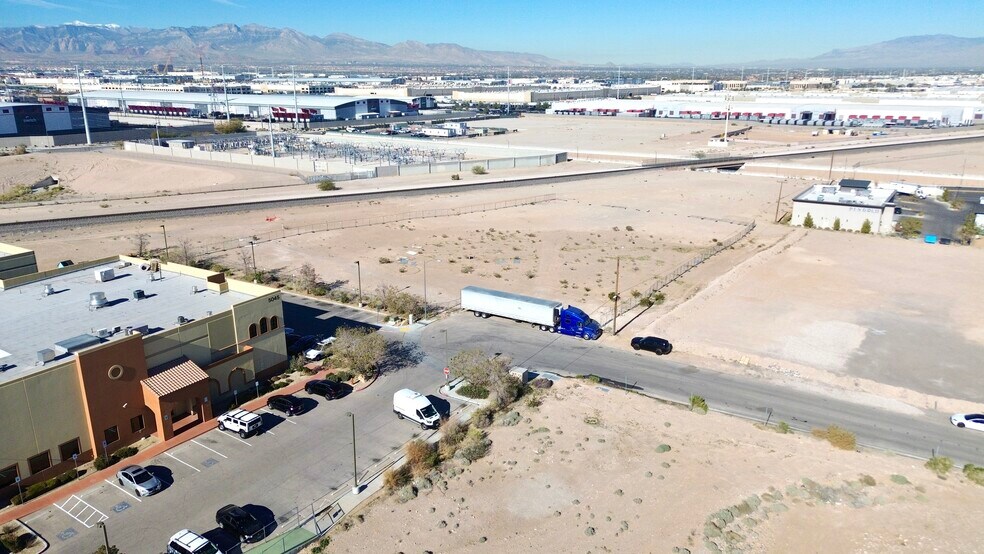 S Decatur Blvd, Las Vegas, NV à vendre - Photo du bâtiment - Image 2 de 4