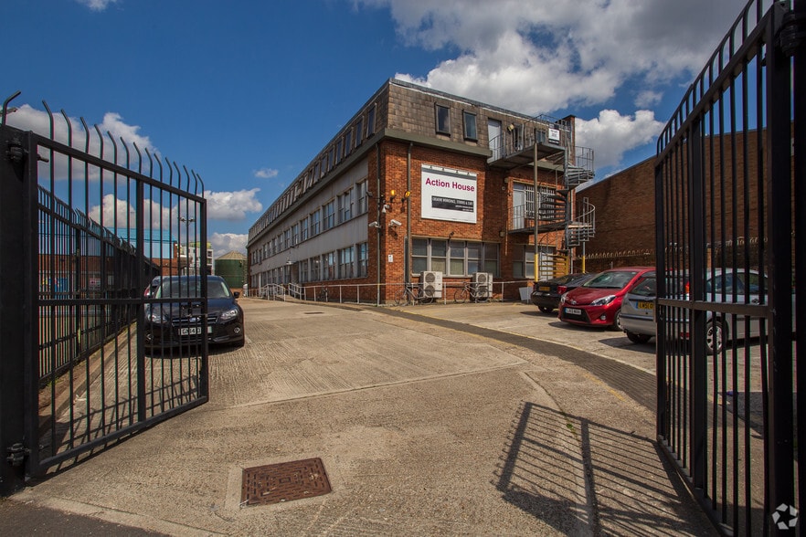 Verney Sandgate portfolio of 3 properties for sale on LoopNet.ca - Building Photo - Image 2 of 2