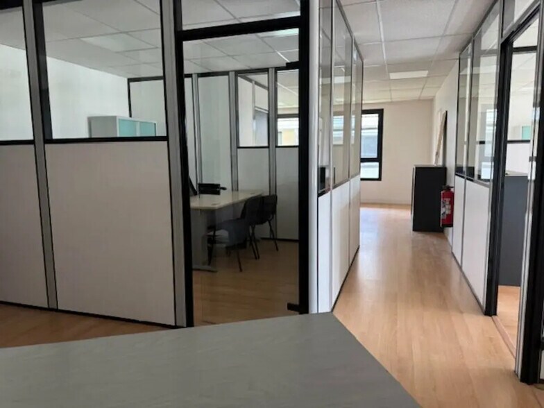 Office in Limas for lease - Interior Photo - Image 2 of 5