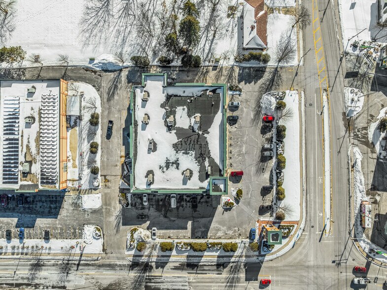 812 N Main St, Lake Mills, WI à vendre - Photo du bâtiment - Image 2 de 7