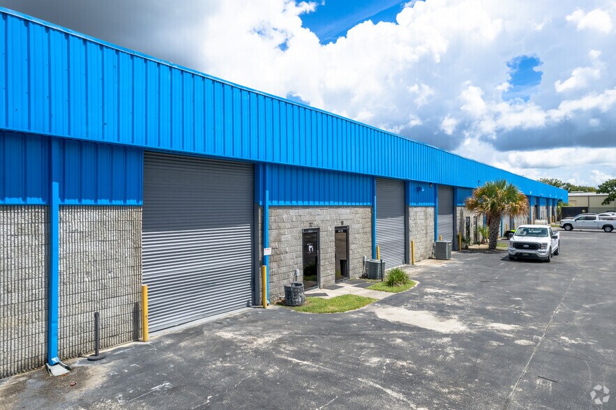 300 Northstar Ct, Sanford, FL à louer - Photo du bâtiment - Image 3 de 14