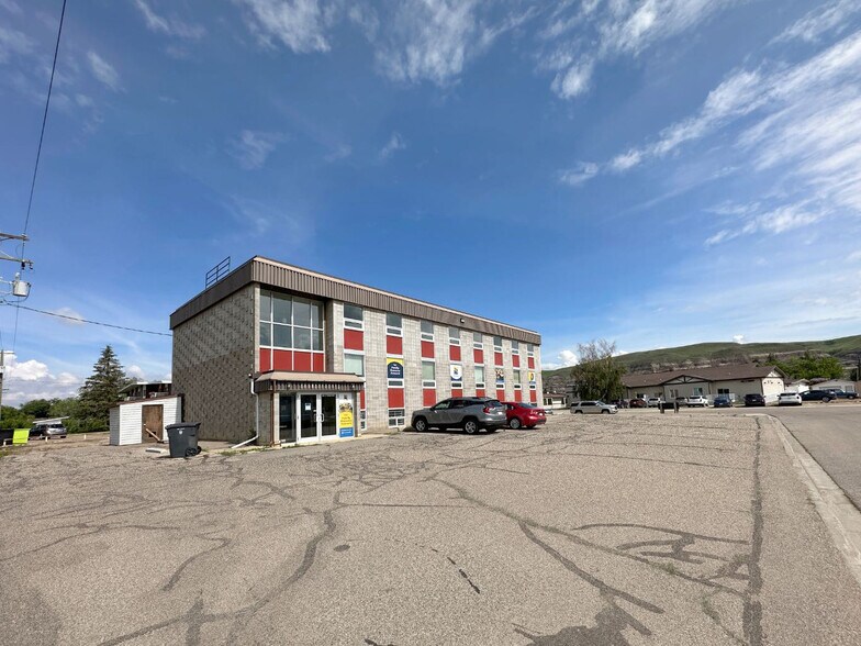 601 7 St E, Drumheller, AB à vendre - Photo du bâtiment - Image 2 de 29