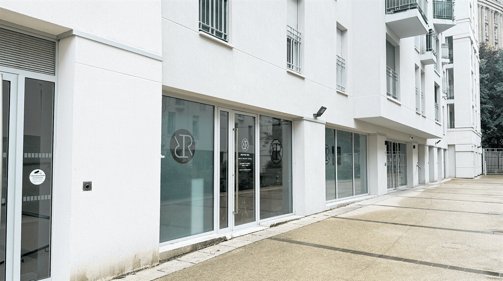 Retail in Noisy-le-Grand for lease Building Photo- Image 1 of 3