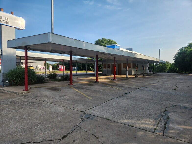 904 Buchanan Dr, Burnet, TX à louer - Photo du bâtiment - Image 2 de 5