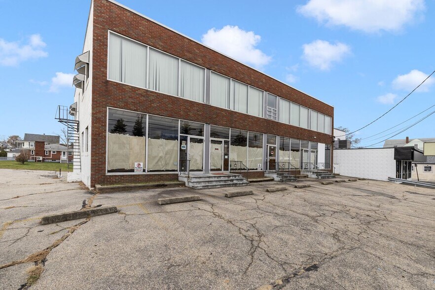 585 Warren Ave, East Providence, RI à vendre - Photo du bâtiment - Image 2 de 46