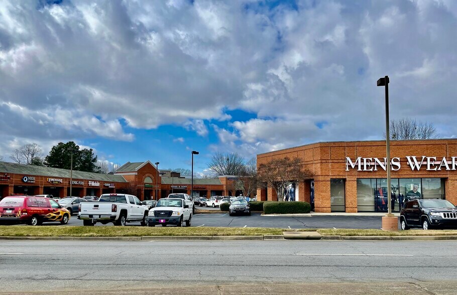 765 Haywood Rd, Greenville, SC à louer - Photo principale - Image 1 de 4