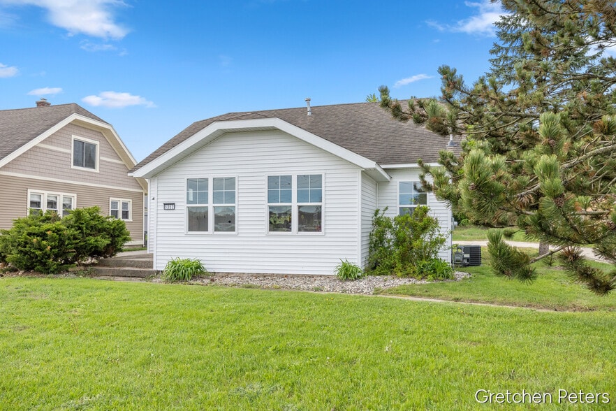 5352 Plainfield Ave NE, Grand Rapids, MI à vendre - Photo du bâtiment - Image 3 de 26