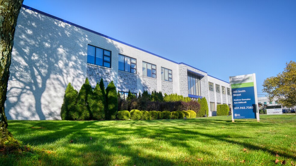 303 Smith St, Farmingdale, NY à louer - Photo du bâtiment - Image 2 de 4
