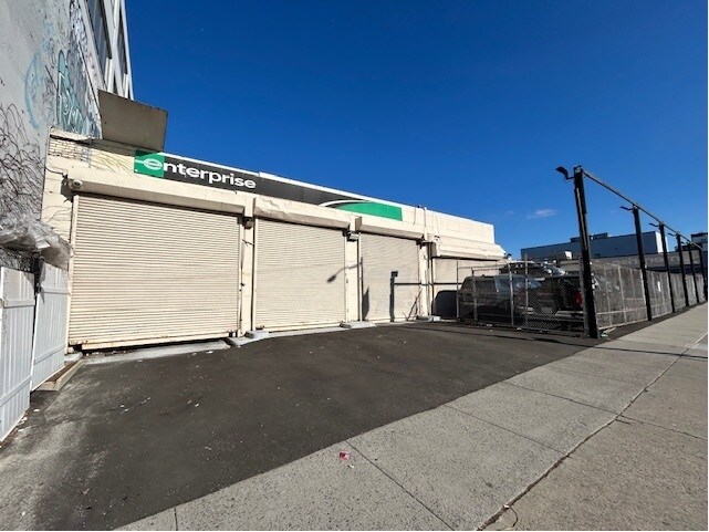 3609-3615 Queens Blvd, Long Island City, NY à louer Photo du bâtiment- Image 1 de 12