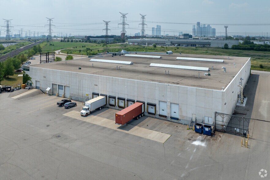 210 Great Gulf Dr, Vaughan, ON à louer - Photo du bâtiment - Image 2 de 3