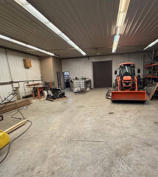 383 Gunn Rd, Winnipeg, MB for sale - Interior Photo - Image 3 of 8