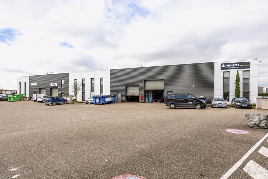 Flex in Chassieu for sale - Primary Photo - Image 1 of 2