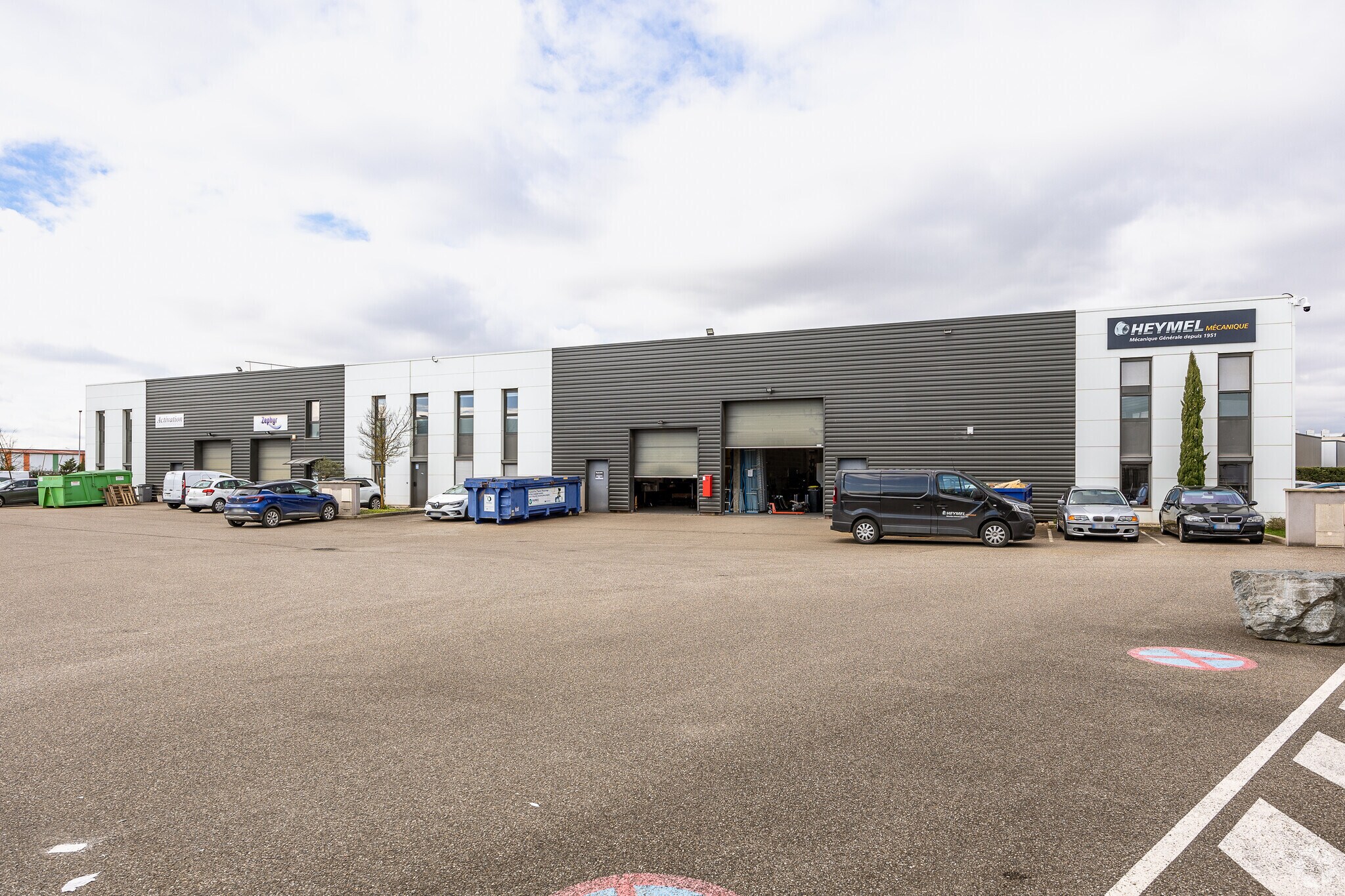 Local d'activités dans Chassieu à vendre Photo principale- Image 1 de 3