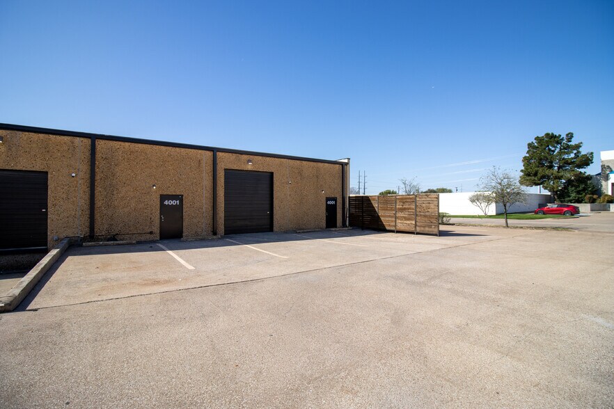 4001-4009 Lindbergh Dr, Addison, TX à louer - Photo du bâtiment - Image 2 de 9