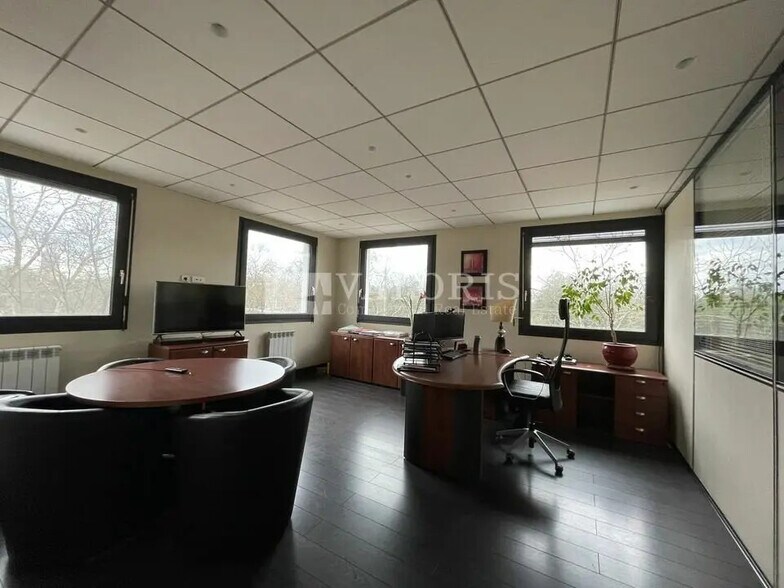 Office in Villeurbanne for lease - Interior Photo - Image 2 of 5