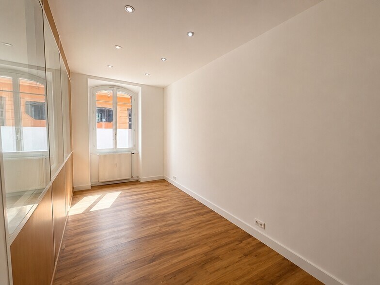 Office in Paris for lease - Interior Photo - Image 3 of 9