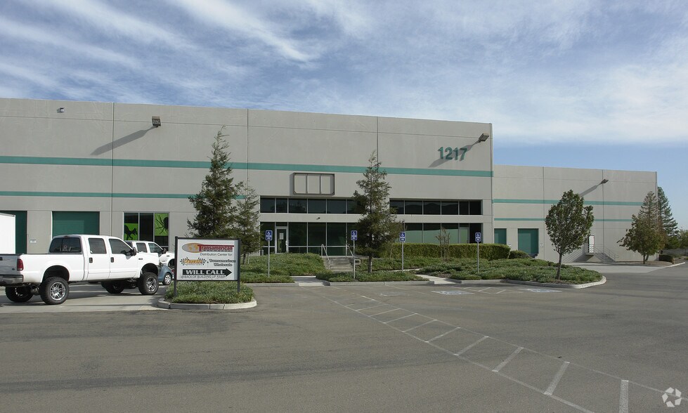 1205-1217 Moffat Blvd, Manteca, CA for lease - Building Photo - Image 2 of 3