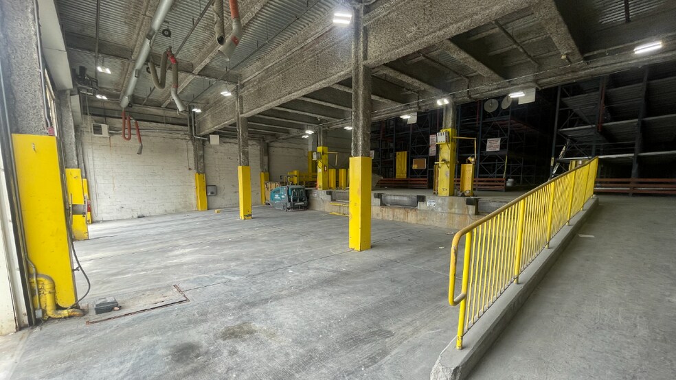 2544 Borough Pl, Woodside, NY à louer - Photo du bâtiment - Image 3 de 7