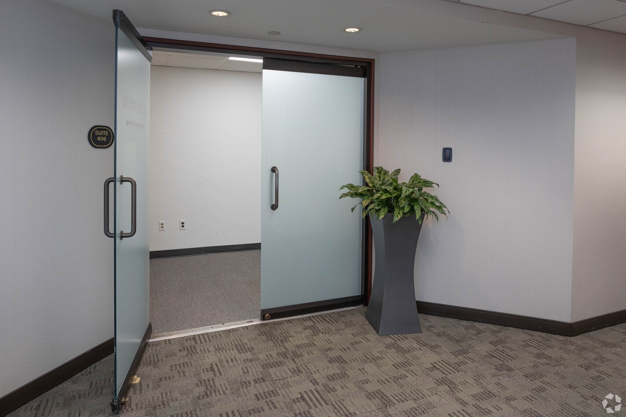 900 Merchants Concourse, Westbury, NY à vendre Photo intérieure- Image 1 de 8