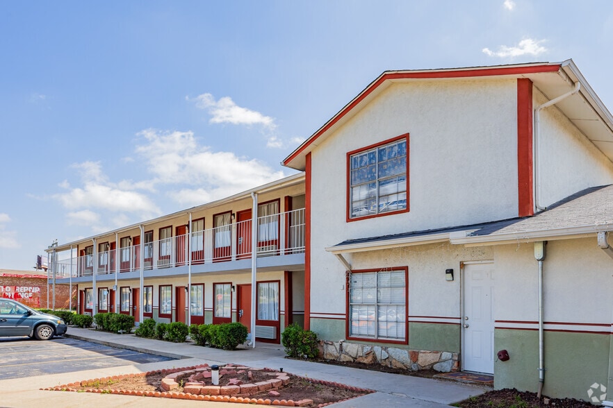 7404 S May Ave, Oklahoma City, OK à vendre - Photo du bâtiment - Image 2 de 20