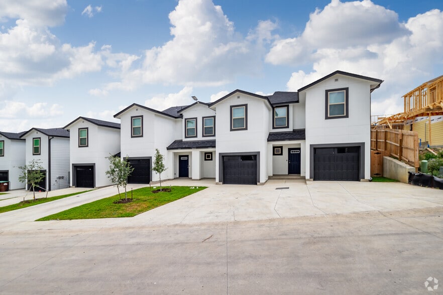 8302 Via Verona, San Antonio, TX for sale - Primary Photo - Image 1 of 17