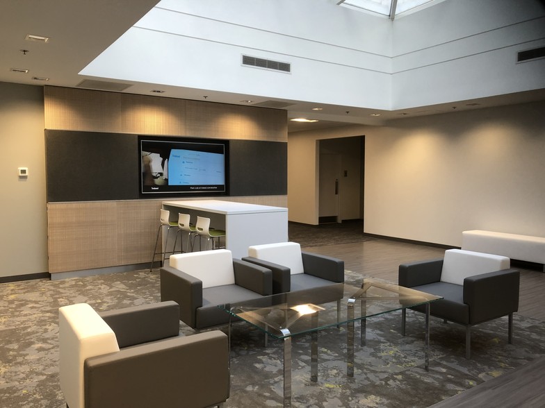 915 National Pky, Schaumburg, IL for lease - Lobby - Image 2 of 5