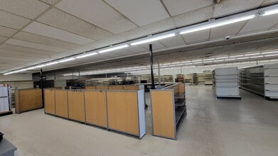 808-908 W Maple St, Hartville, OH for lease Building Photo- Image 2 of 9