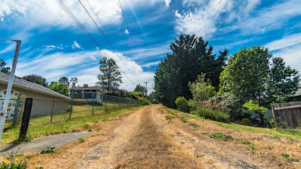 2240 NW Merle Ave, Roseburg, OR à vendre - Photo du bâtiment - Image 2 de 13