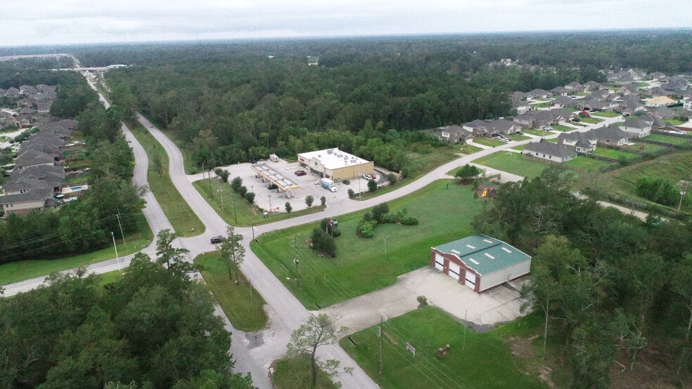 585 Roman Forest Blvd, New Caney, TX à vendre - Photo du bâtiment - Image 3 de 9