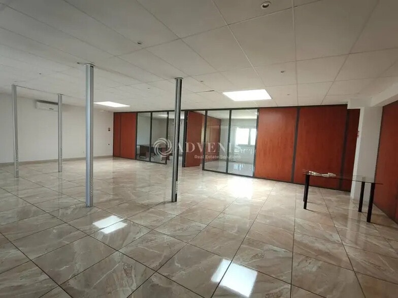 18 Rue Yves Montand, Montpellier for lease - Interior Photo - Image 2 of 4