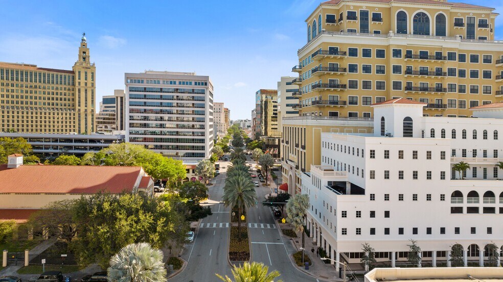 2000 Ponce de Leon Blvd, Coral Gables, FL à louer - Photo du bâtiment - Image 2 de 2