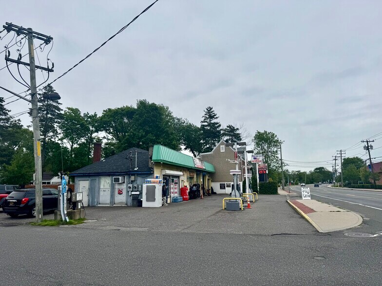 455 Montauk Hwy, West Islip, NY à vendre - Photo du bâtiment - Image 3 de 4